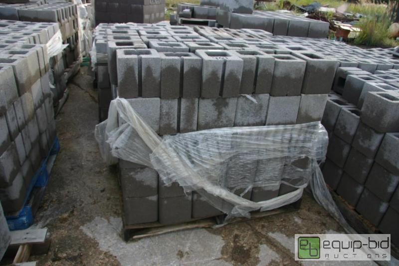 lot 401 image: 3 pallets of cinder blocks...