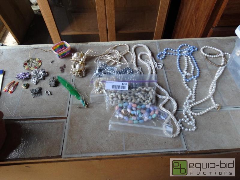 lot 1236 image: Assorted costume jewelery....