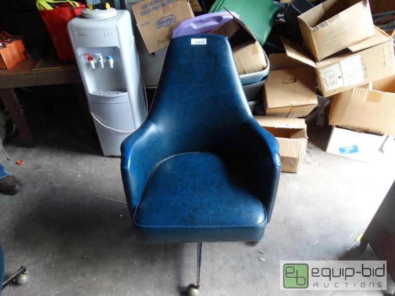 lot 1241 image: Nice vintage blue chair on rollers....