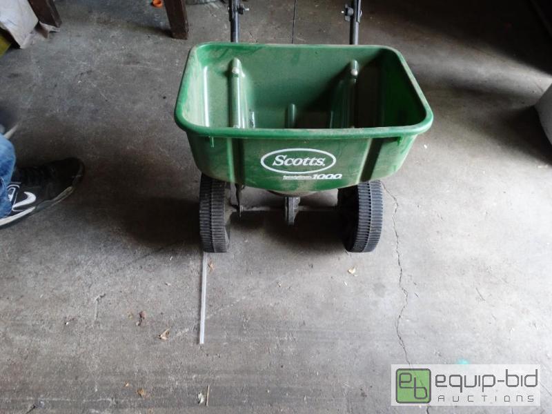 lot 1246 image: Scotts 1000 seed spreader.&nbsp...