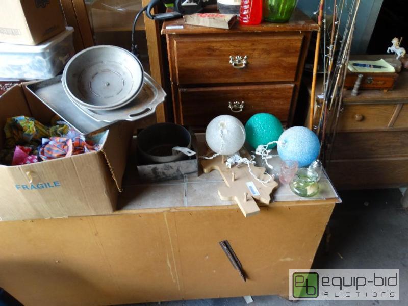 lot 1257 image: Lot of misc. &nbspvarious home decor and kit...