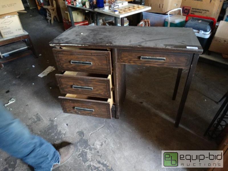 lot 1274 image: Wood desk....