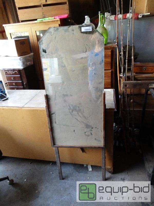 lot 1279 image: Vintage mirror....