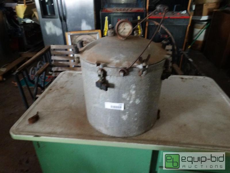 lot 1293 image: Old pressure cooker....