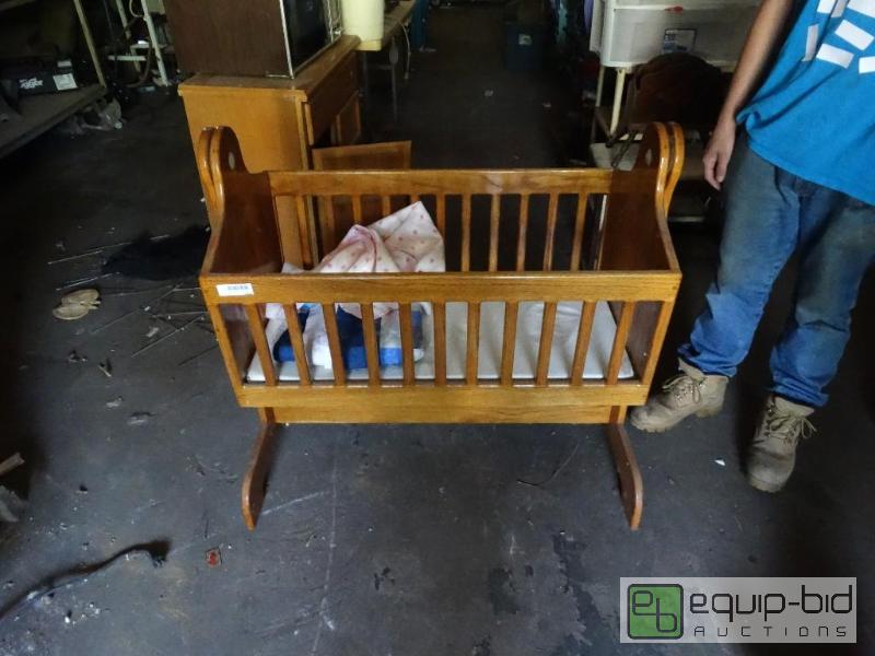 lot 1306 image: Vintage baby&nbspcradle&nbsphard wood, stur...