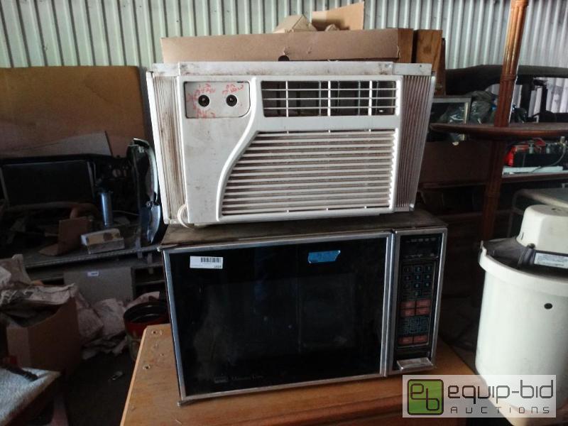 lot 1314 image: Air conditioner and microwave.   Untested...