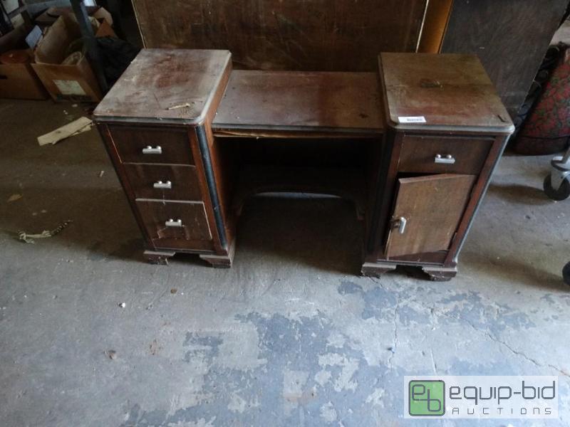 lot 1321 image: Antique desk....