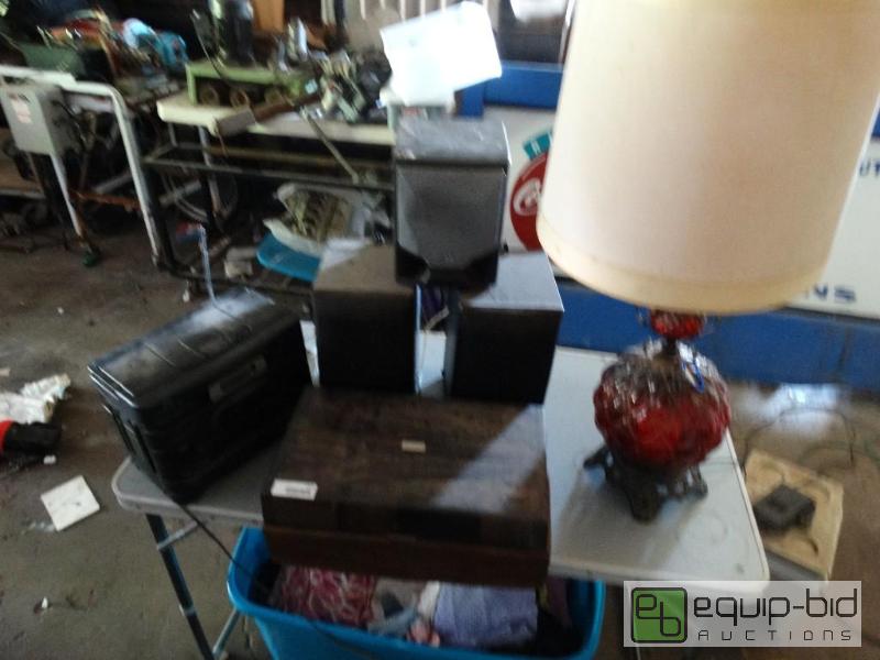 lot 1322 image: Stereo 3 speakers radio works lamp and 8 trac...