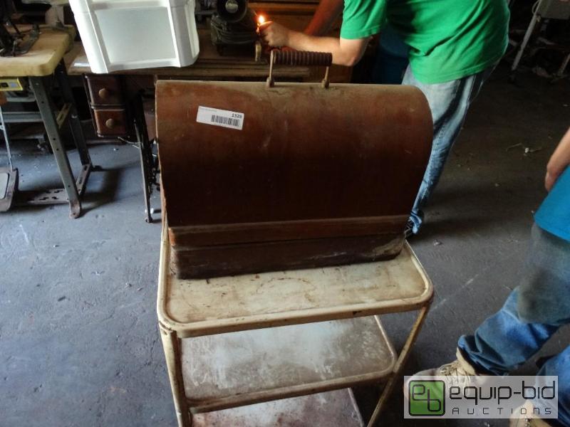 lot 1329 image: Antique singer sewing machine....