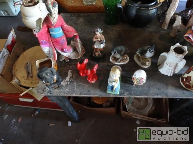 lot 1333 image: Lot of figurines and home decor....