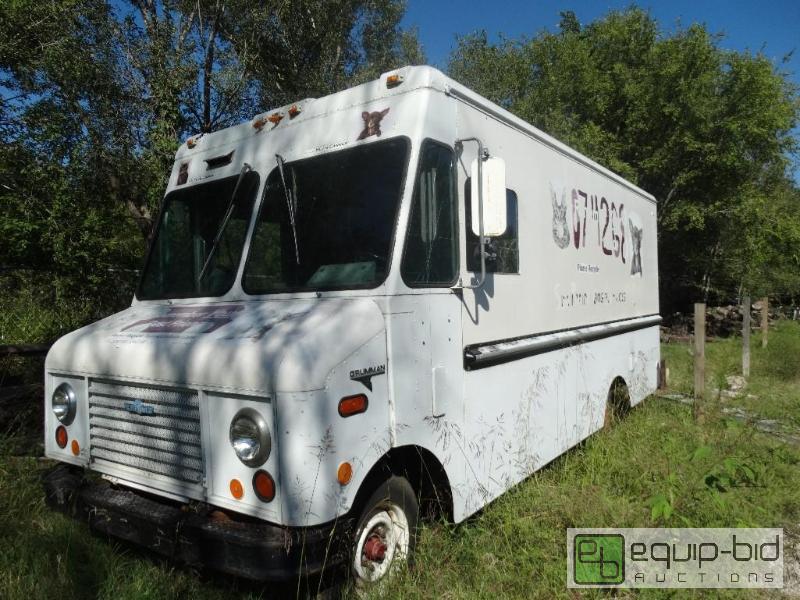 lot 14 image: 1979 Ford bread truck.  Aluminum bodybox. A ...