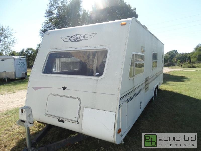 lot 17 image: 1996&nbspAeroLite&nbspbumper pull camper.  ...