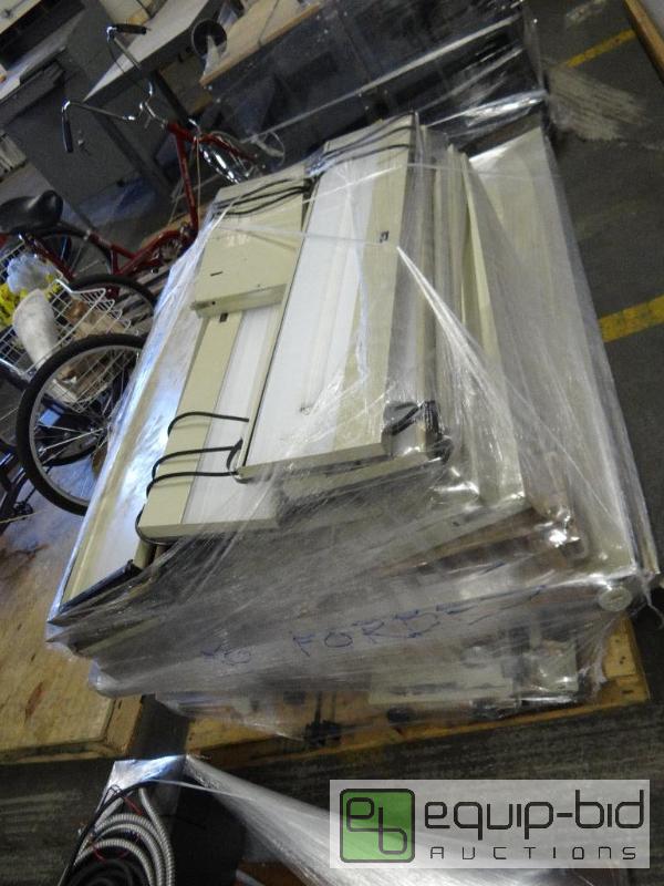 lot 367 image: Pallet Of Light Fixtures And Pieces