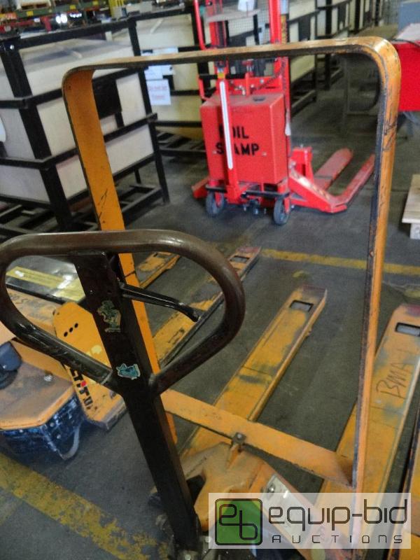 lot 392 image: Multiton 5500 Lb. Capacity Manual Pallet Truck