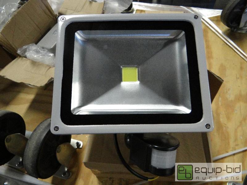 lot 428G image: (1) New 30 Watt LED Flood Light With Automatic Sensor