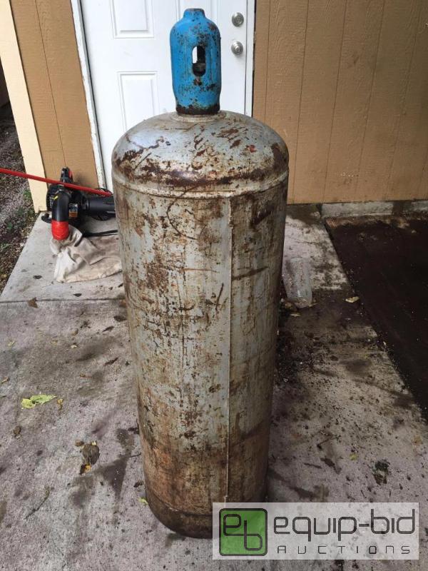 lot 923 image: Large Propane Tank (Empty)