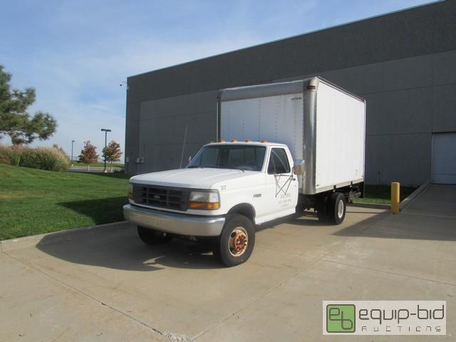 lot 18 image: 1992 FORD F-450 Box Truck With Lift Gate