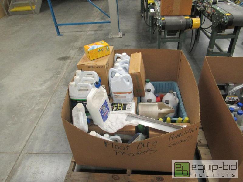 lot 2552 image: Large Lot of Chemicals w Humidifier Products And More