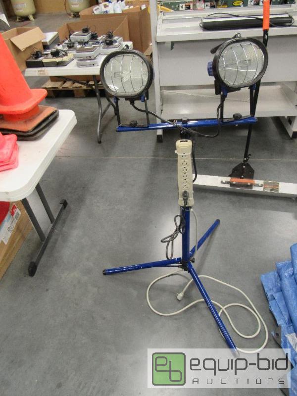 lot 2565 image: Collapsible 2 Bulb Flood Work Light