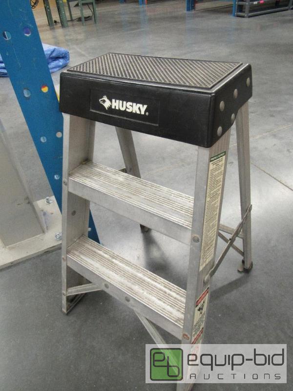 lot 2580 image: Husky 2 ft Aluminum Step Ladder