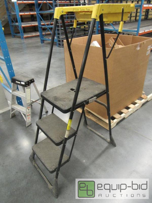 lot 2581 image: Cosco 225LB 3 Foot Painters Ladder