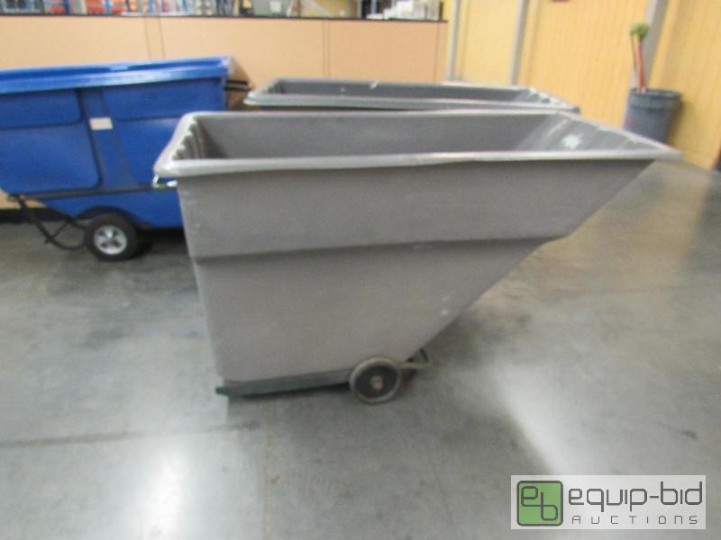 lot 2594 image: Global Heavy Duty Trash Bin On Casters