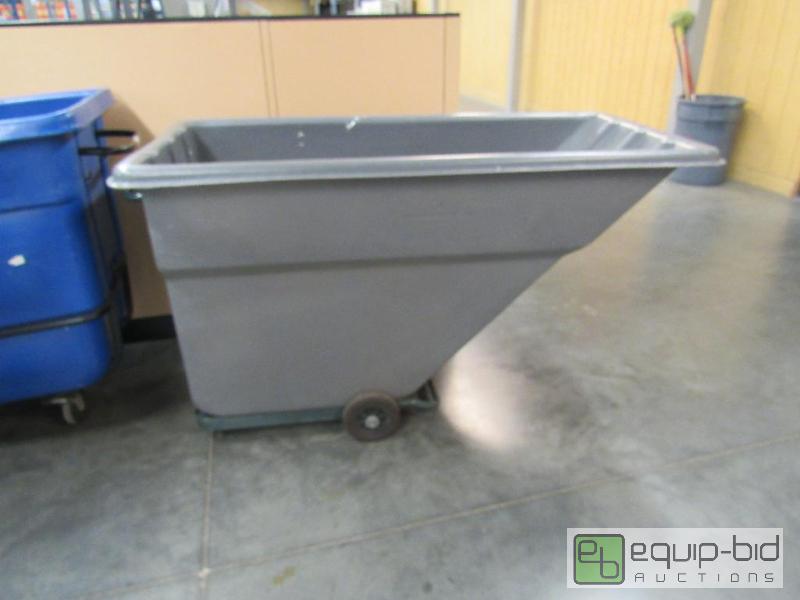 lot 2595 image: Global Heavy Duty Trash Bin On Casters