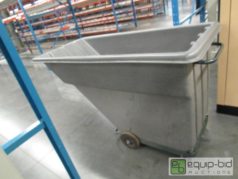 lot 2596 image: Global Heavy Duty Trash Bin On Casters