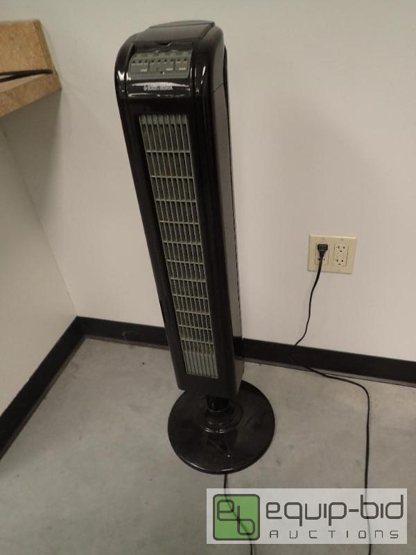 lot 605 image: Black And Decker Floor Model Tower Fan