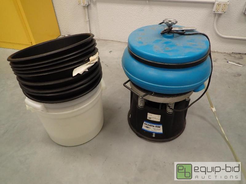 lot 612 image: Raytech Adjusta-Vibe Metal Finishing Vibrator