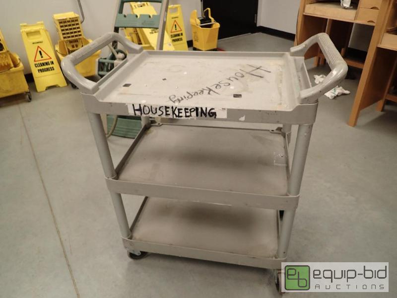 lot 673 image: Plastic 3 Tier Cart