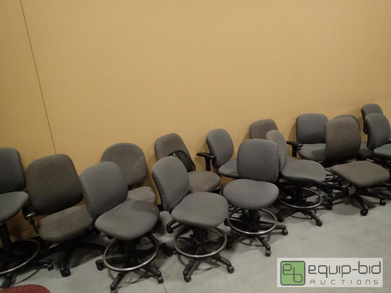 lot 775 image: Large Lot of (15) Swiveling Office Chairs