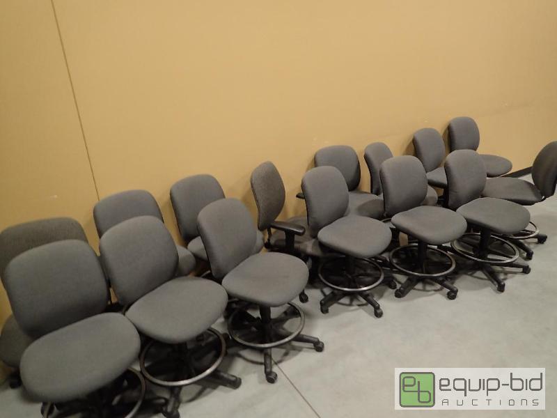 lot 776 image: Large Lot of (15) Swiveling Office Chairs