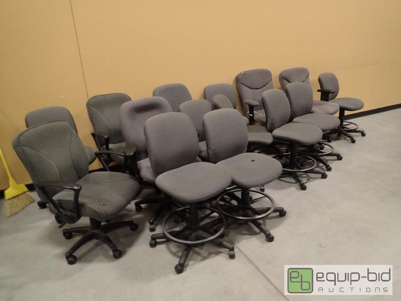 lot 777 image: Large Lot of (15) Swiveling Office Chairs