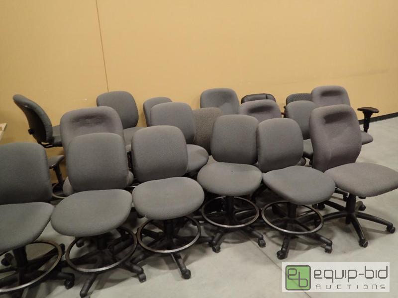lot 778 image: Large Lot of (15) Swiveling Office Chairs
