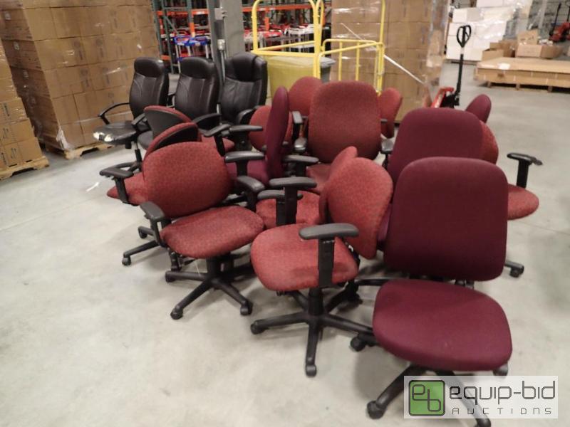 lot 779 image: Large Lot of  Swiveling Office Chairs