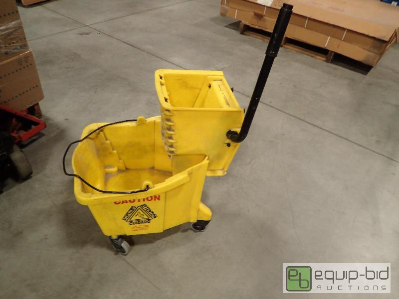 lot 783 image: Rubbermaid Mop Bucket Strainer