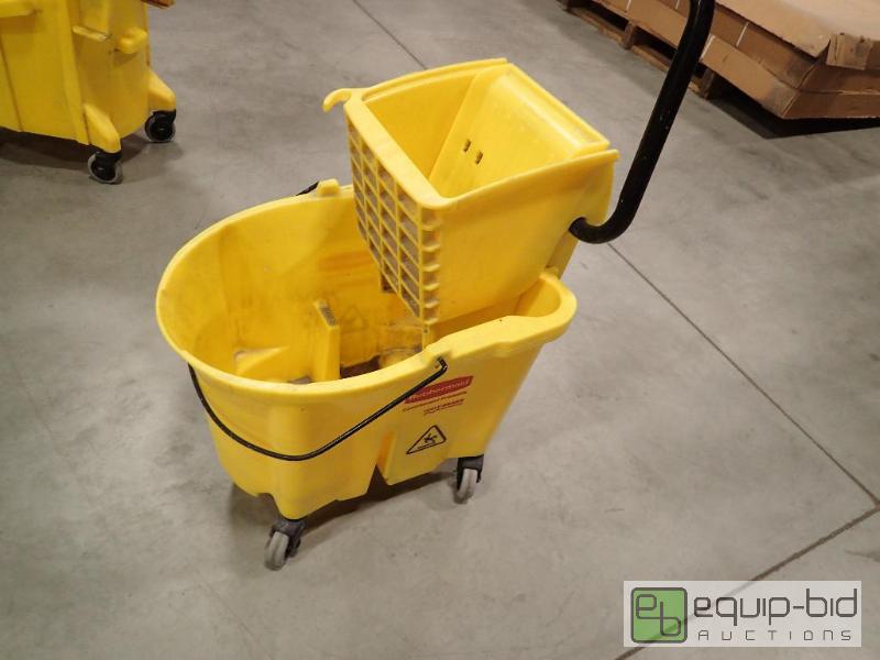 lot 784 image: Rubbermaid Mop Bucket Strainer