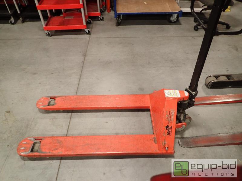 lot 884 image: Vestil Hand Operated Pallet Jack