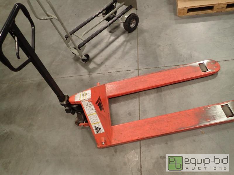 lot 886 image: Vestil Hand Operated Pallet Jack