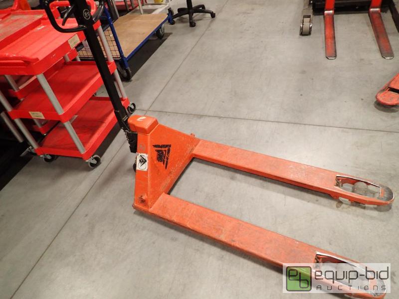lot 887 image: Vestil Hand Operated Pallet Jack