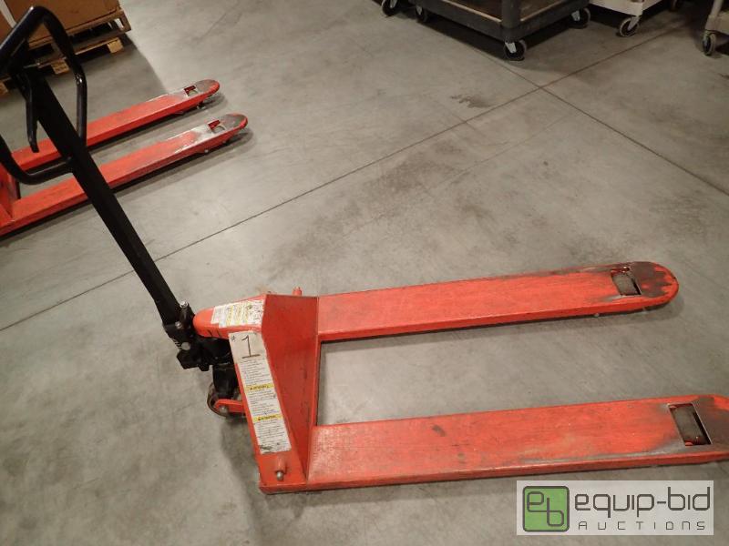 lot 889 image: Vestil Hand Operated Pallet Jack