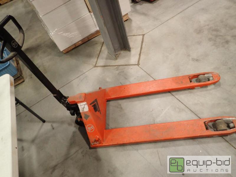 lot 890 image: Vestil Hand Operated Pallet Jack