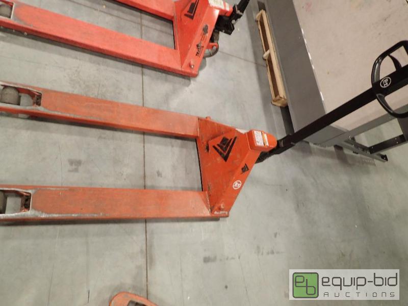 lot 891 image: Vestil Hand Operated Pallet Jack