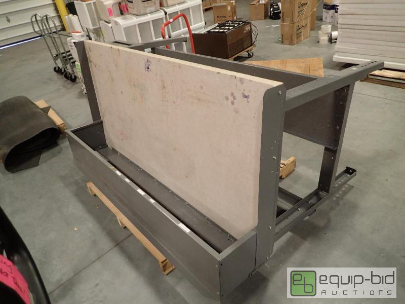 lot 892 image: Vestil Hand Operated Pallet Jack