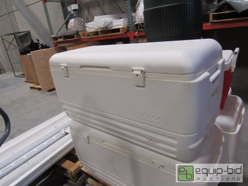 lot 918 image: Large White Igloo Cooler