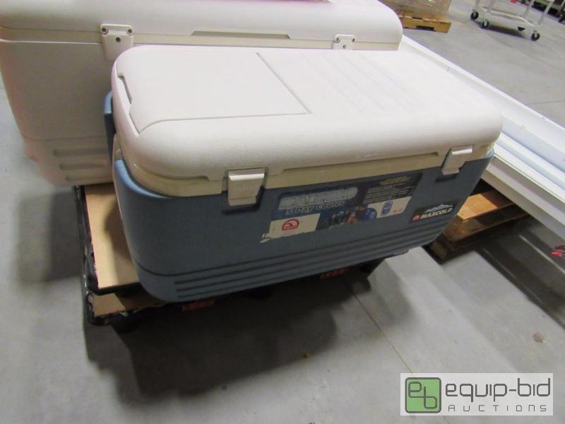 lot 922 image: 100 Qt Iglooo Cooler
