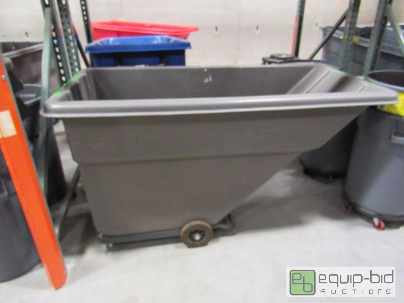 lot 965 image: Bubbermaid Trash Bin