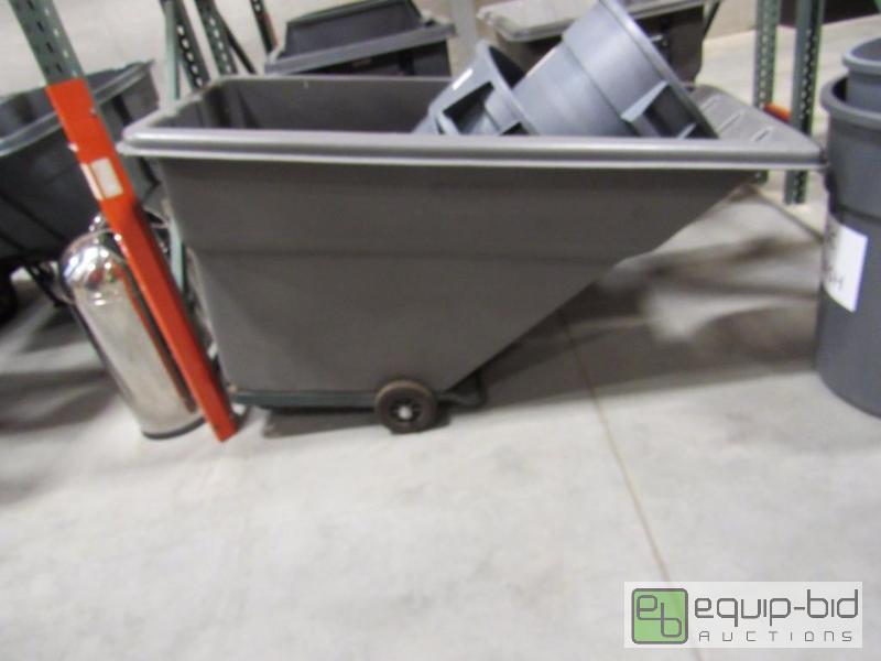 lot 967 image: Bubbermaid Trash Bin