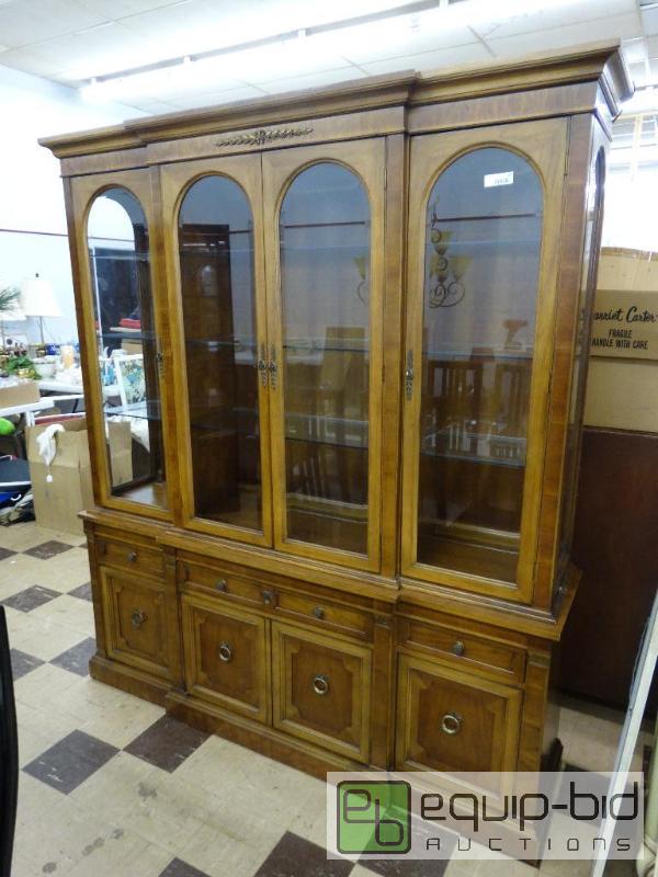 lot 509 image: Beautiful large Thomasville furniture china c...